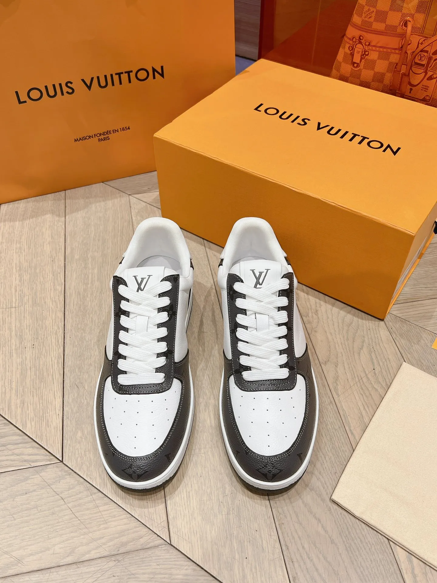 👟👟Ex-factory price 680👟👟 LV new white shoes men's letter series letter color matching pure cowhide 3D printed breathable holes men's casual business travel shoes👟full of comfort Size number: 39-45